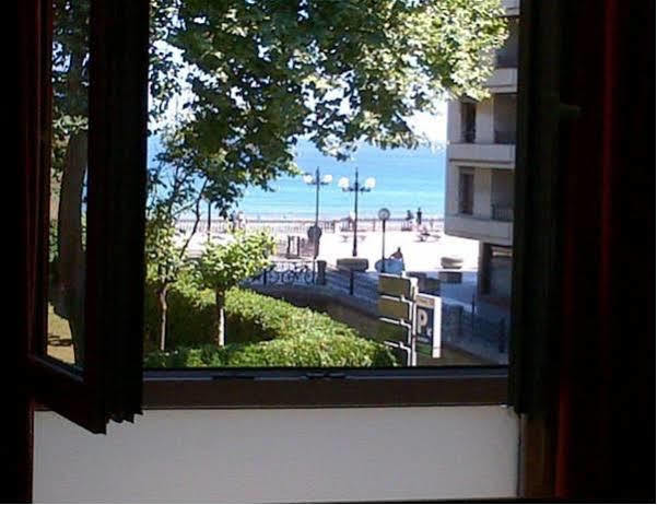 Ekia Pentsioa Hotel Zarautz Exterior foto